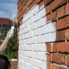 Покраска кирпичного забора в Казахстане